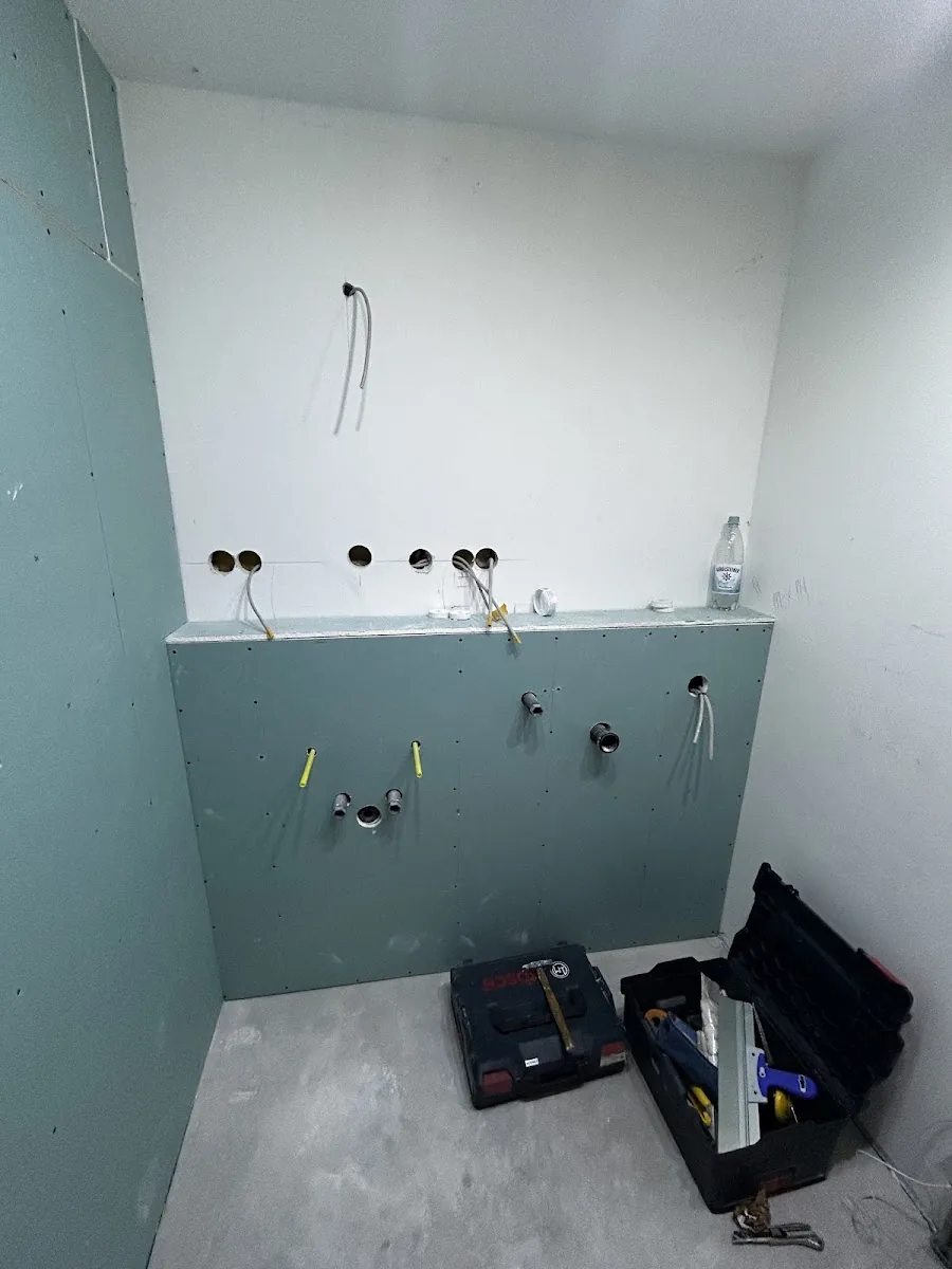 Badezimmer im Rohbauzustand während der Sanierung