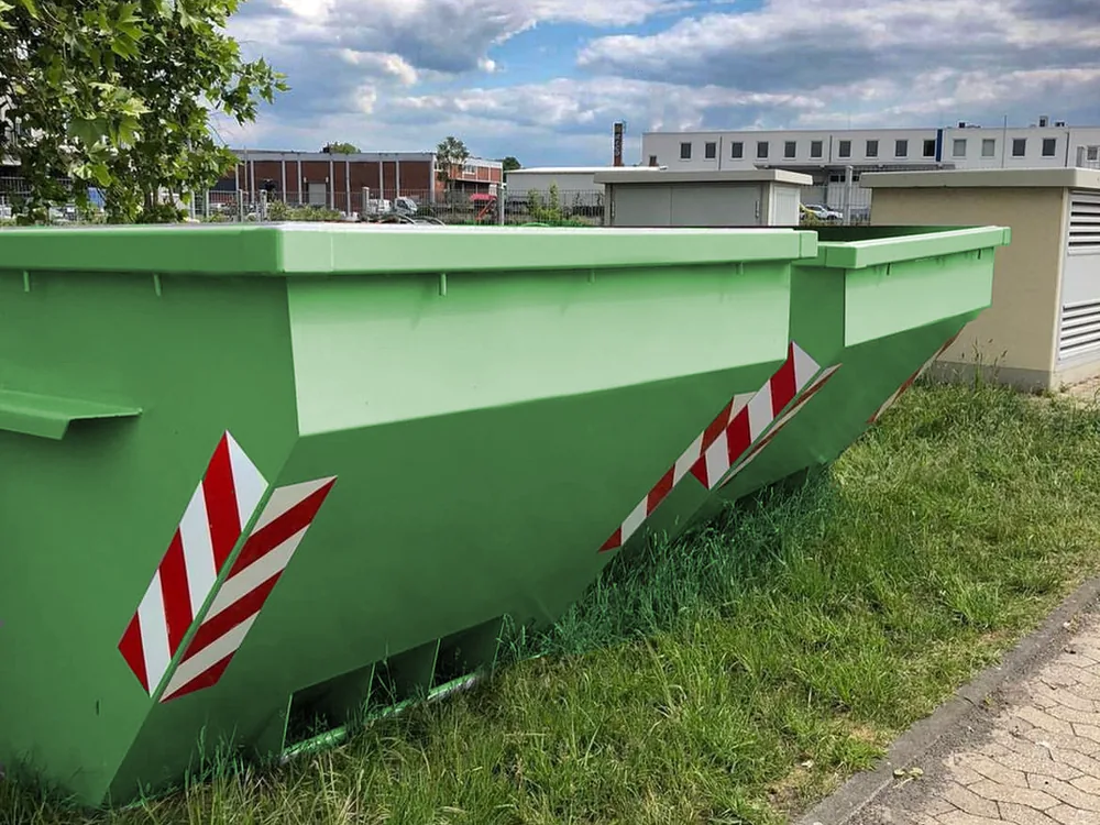 Grüner Absetzcontainer von SüdWest Sanierung
