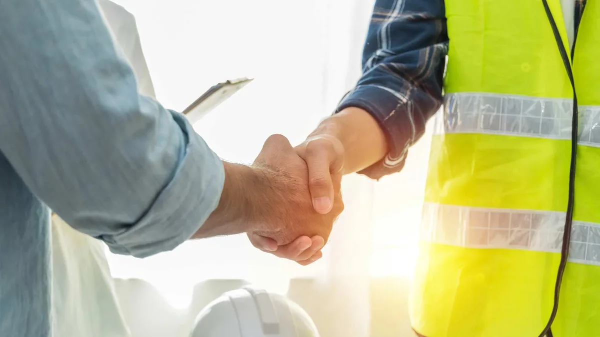 Handschlag zwischen Kunde und Handwerker