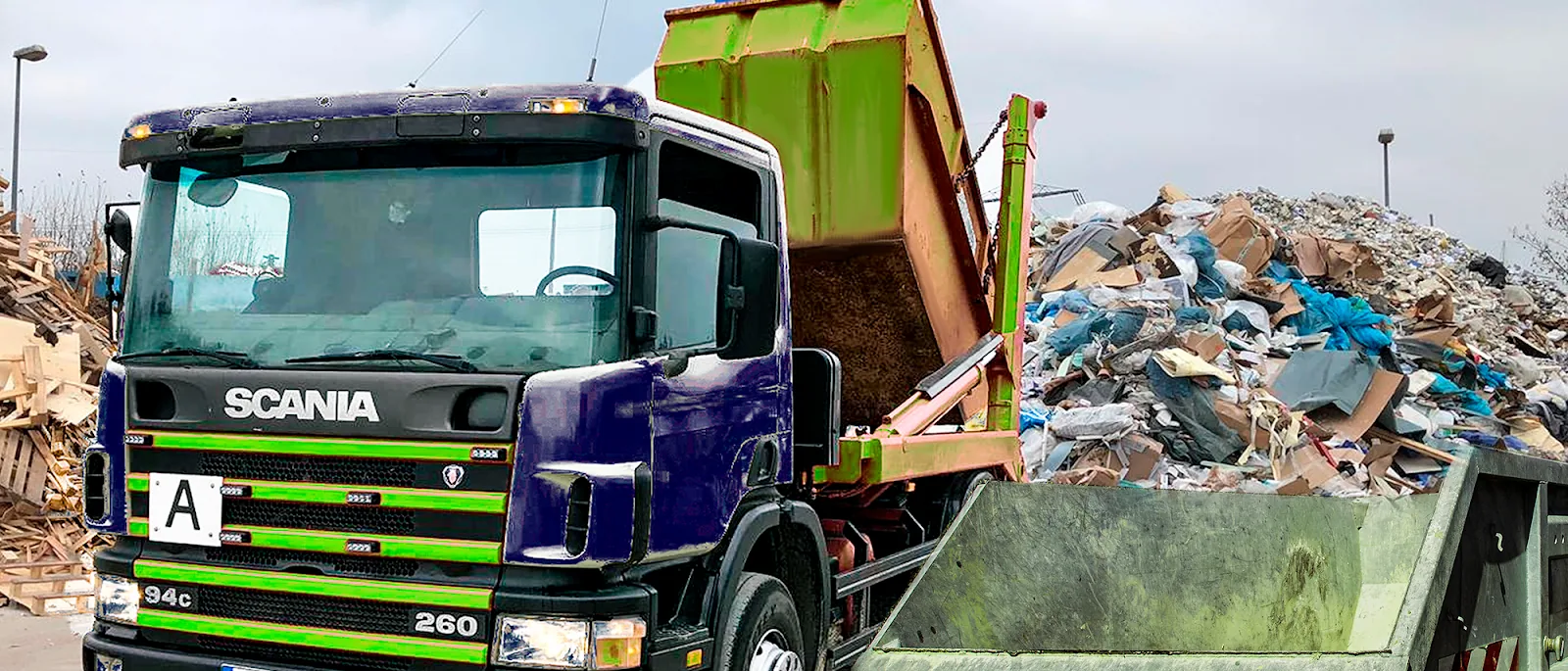 Container-LKW von SüdWest Sanierung im Einsatz
